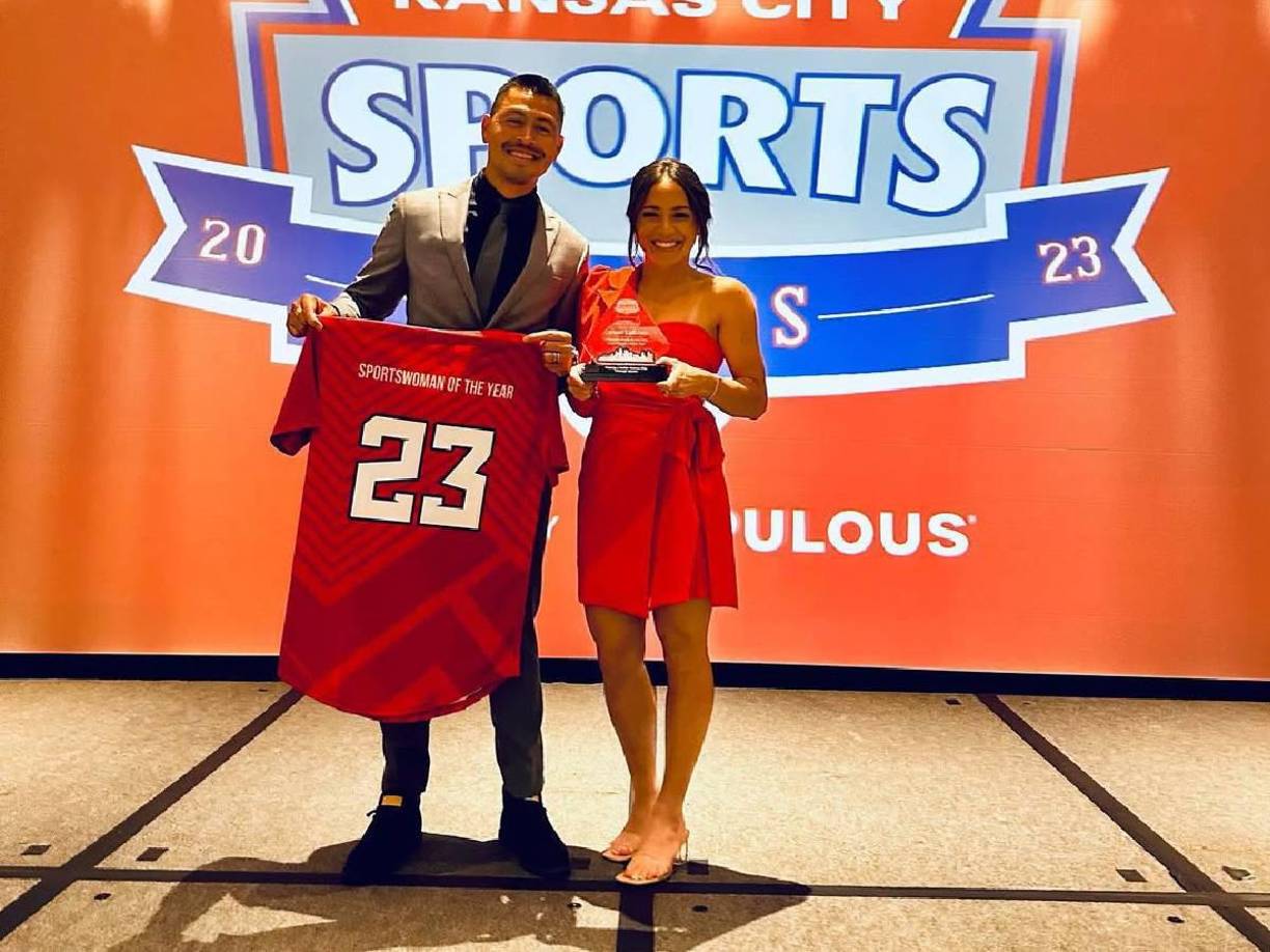 El Chino Espinoza también es fanático de los Kansas City Royals de las Grandes Ligas de Béisbol.