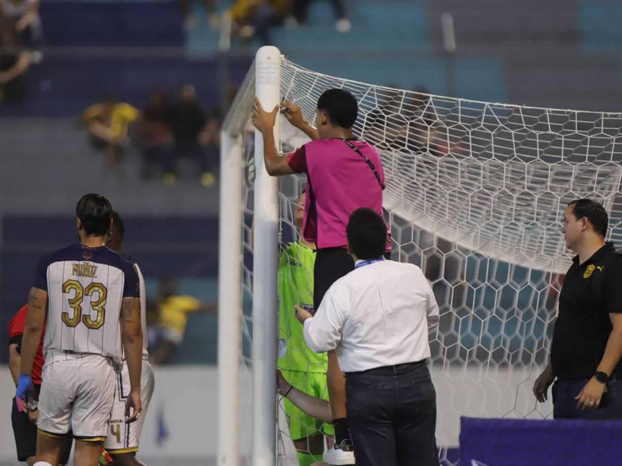 Durante el descanso del partido, tuvieron que arreglar las mallas de la portería donde Christian Altamirano marcó su golazo.