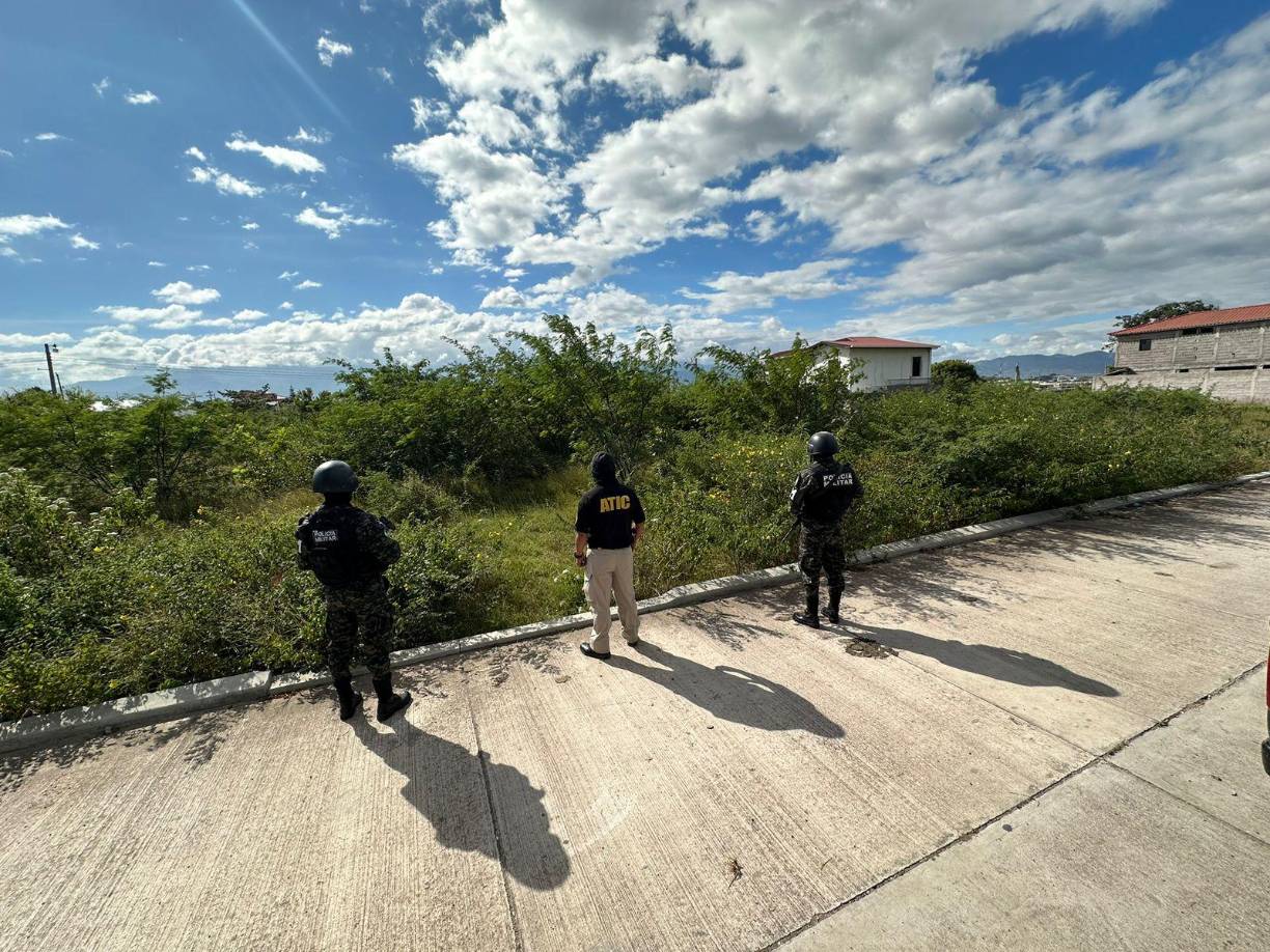 La Atic y policías militares acordonaron la residencia que habría sido remodelada con dinero sustraído, supuestamente, por la fiscal de las bóvedas del Banco Central de Honduras. 