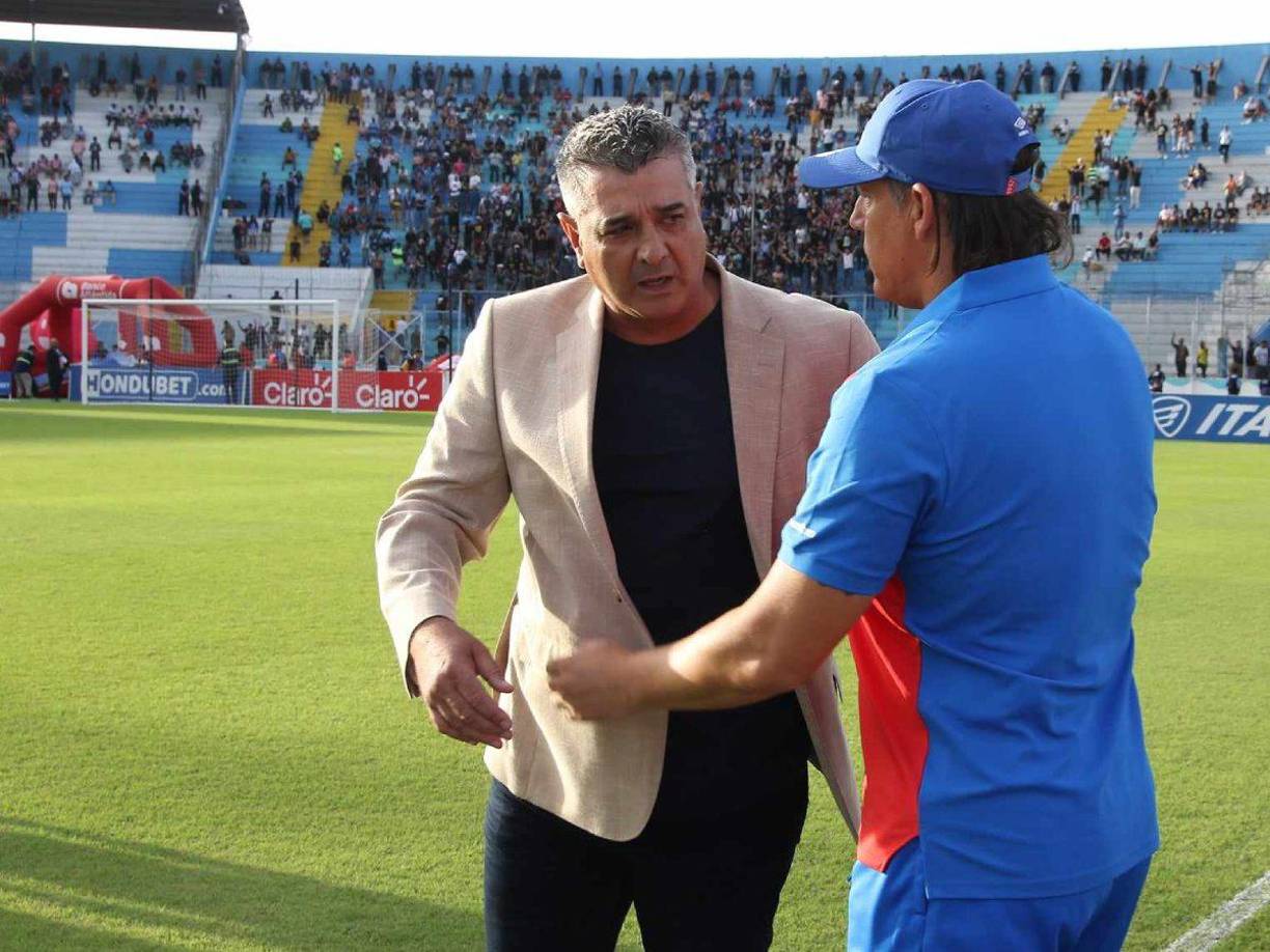 Diego Vázquez saludó al cuerpo técnico del Olimpia que esta vez estaba comandado por Gustavo Reggi. Cubrió la expulsión de Pedro Troglio.