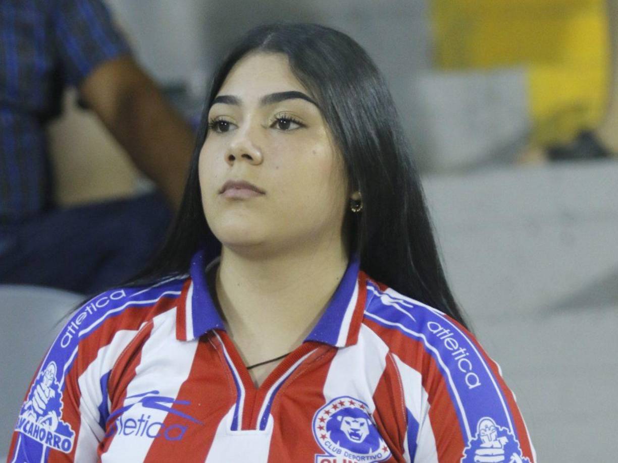 Una de las lindas aficionadas del Olimpia que fue captada por el lente de Diario LA PRENSA. 