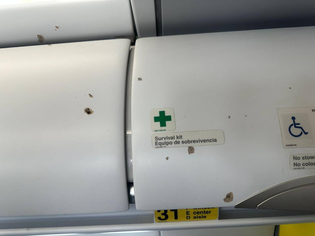 Vista de los grande agujeros de los impactos de bala en la aeronave de Spirit Airlines.