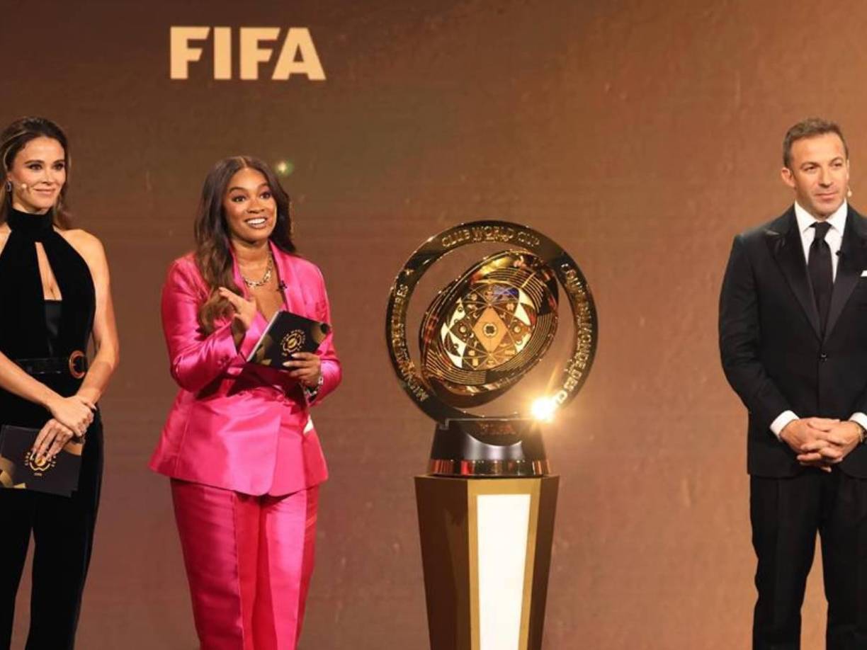 Alessandro Del Pierto junto a dos hermosas chicas dieron iniciado el sorteo del Mundial de Clubes. 