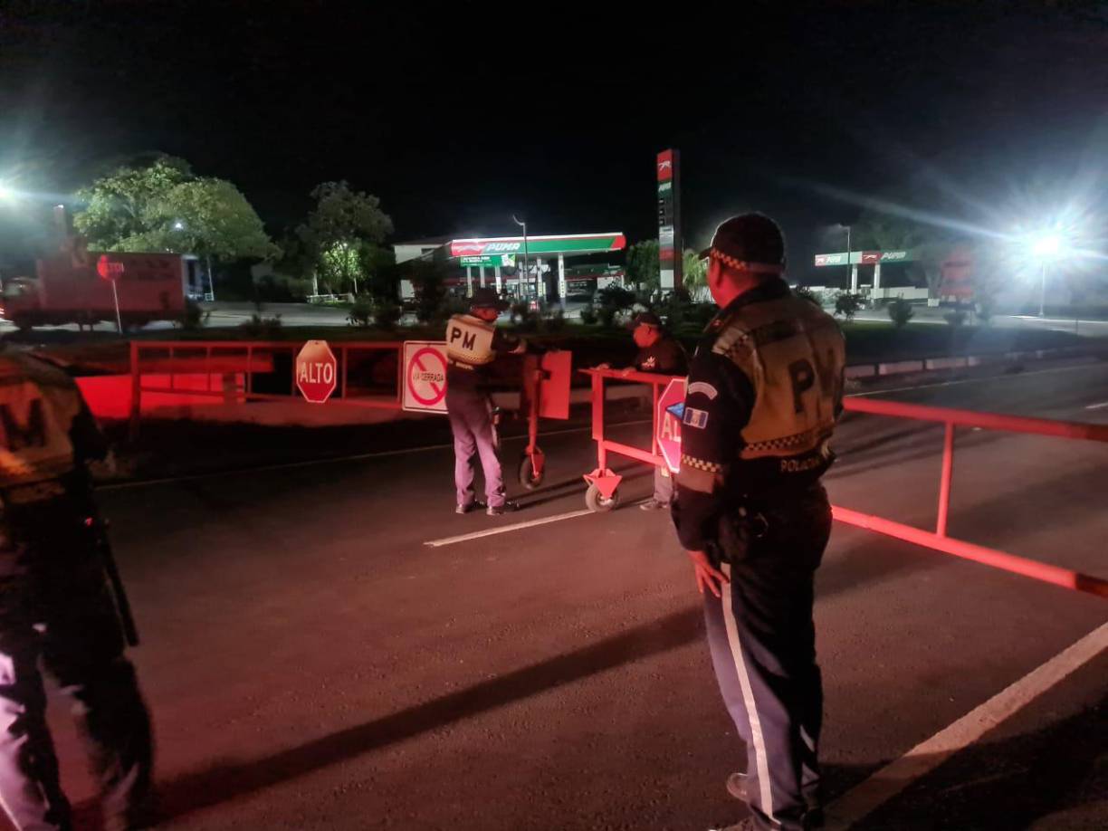 La ruta fue cerrada por “prevención” tras el descenso de material por las laderas del volcán a causa de la erupción desde la noche del sábado y ante la caída de ceniza, dijo a periodistas Juan Carlos Aquino, vocero de la Policía de Carreteras.