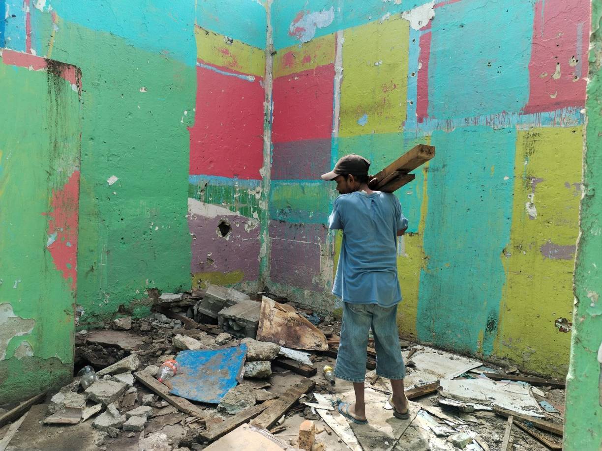 Una vez que el edificio fue dejado abandonado, los indigentes comenzaron a llegar para llevarse la madera que quedó. 