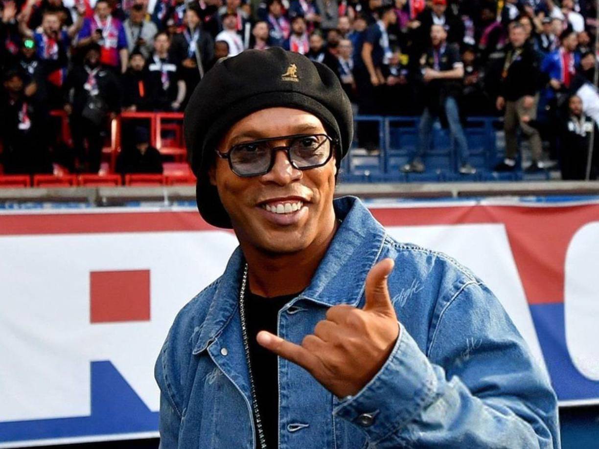 En un primer momento, se difundió un video en el que el ex jugador del Barcelona de España, Milan de Italia y Paris Saint Germain de Francia, entre otros, apuntó con dureza contra la actitud y la calidad del actual plantel de Brasil.