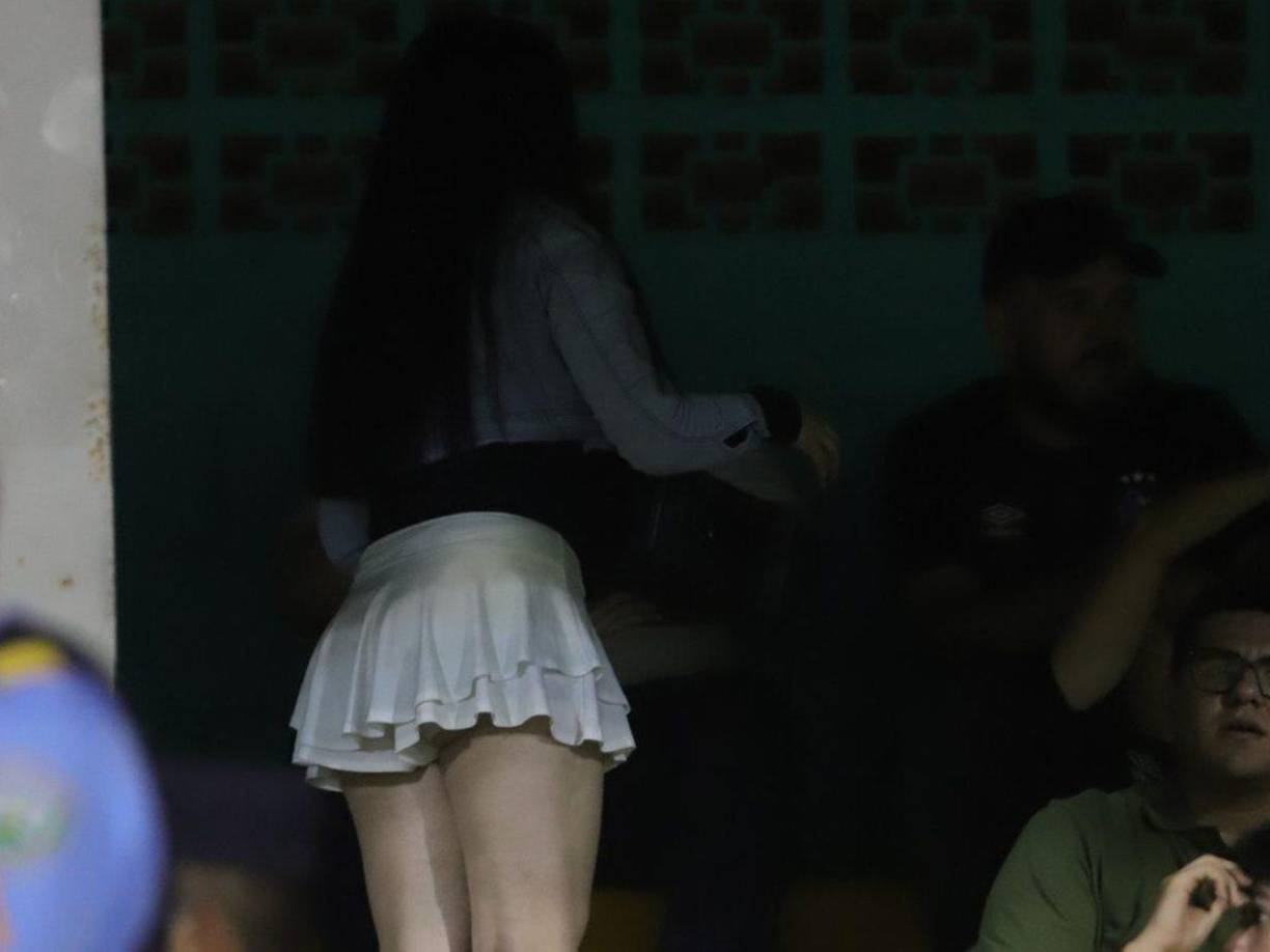 La sorpresa fue más al ver que la hermosa joven que estaba en el sector de silla del estadio Morazán se dedicó a vender refrescos. 
