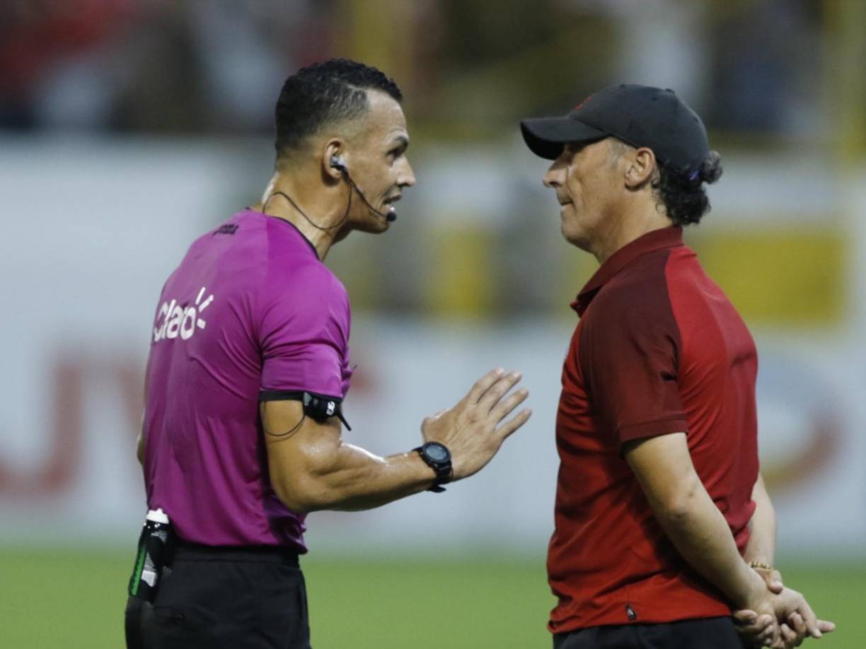 El árbitro central Nelson Salgado le pidió calma a Pedro Troglio que se mostraba desconforme con algunas acciones que pitaba. 