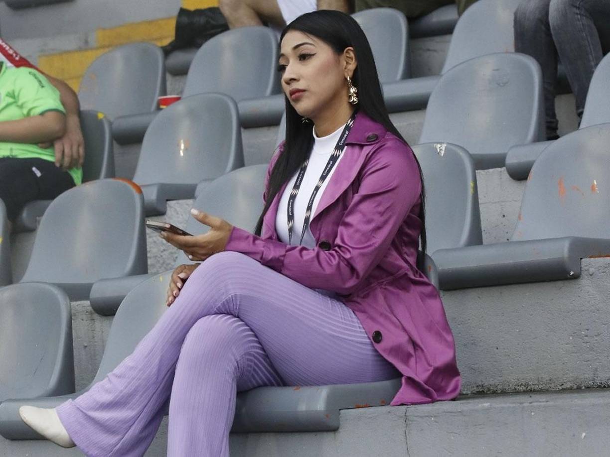 Ella también estuvo en el estadio Morazán viendo el partido Marathón vs Olancho FC.