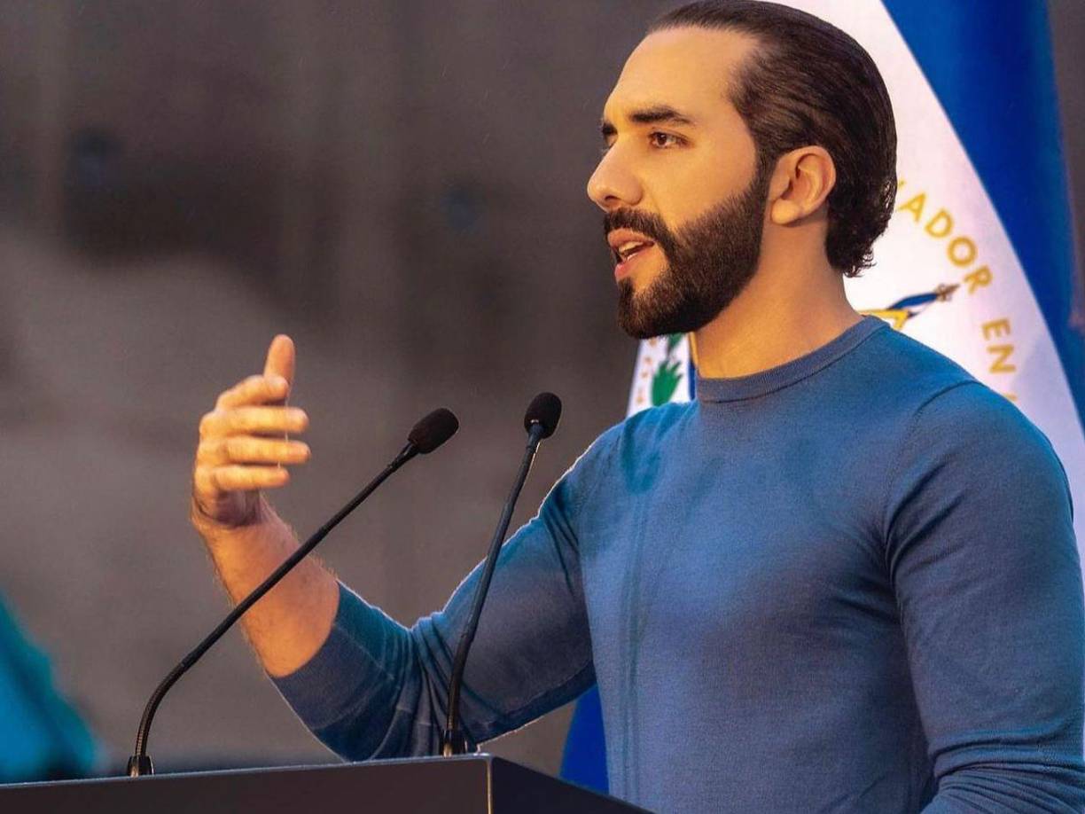 “Este es un momento doloroso para nuestro país. Mi amigo Mauricio Arriaza Chicas iba acompañado por un grupo de policías, soldados y personal comprometido con su trabajo, siempre al frente del cumplimiento del deber”, expresó apesarado el mandatario salvadoreño. 