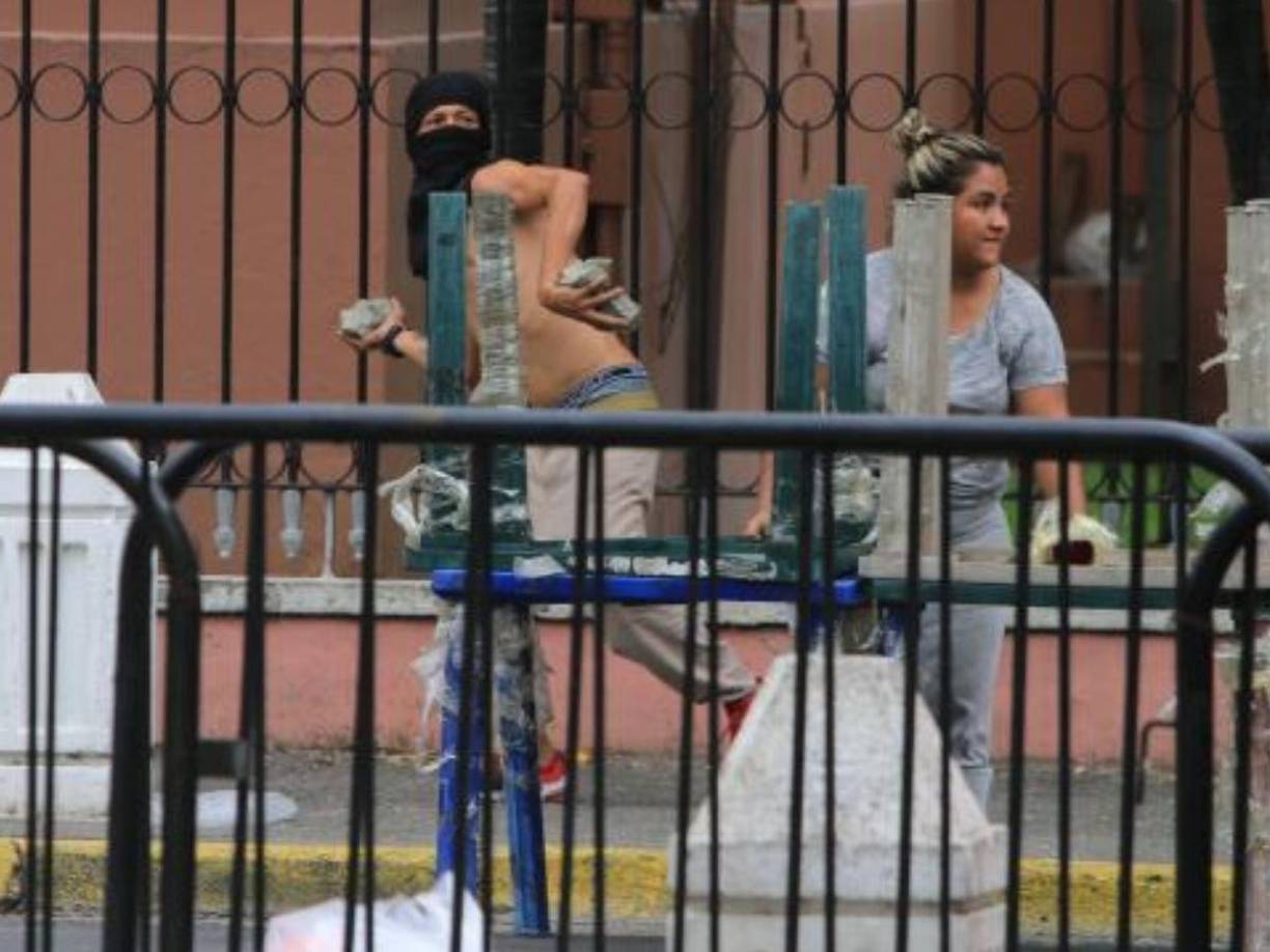 Dos vendedores con piedras en manos para lanzárselos a los policías que tenían tomado el parque central.