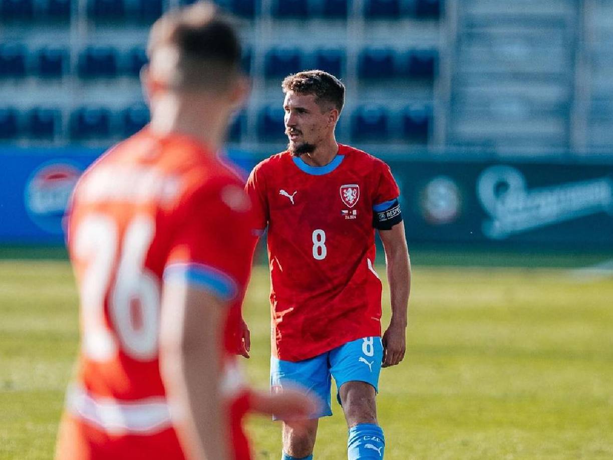 Sadilek, que disputó el viernes el encuentro amistoso contra Malta, donde lució el brazalete de capitán, tuvo después un plan especial de entrenamiento que incluyó un recorrido en bicicleta, durante el cual se cayó y “lastimó la pierna”, señala el comunicado.