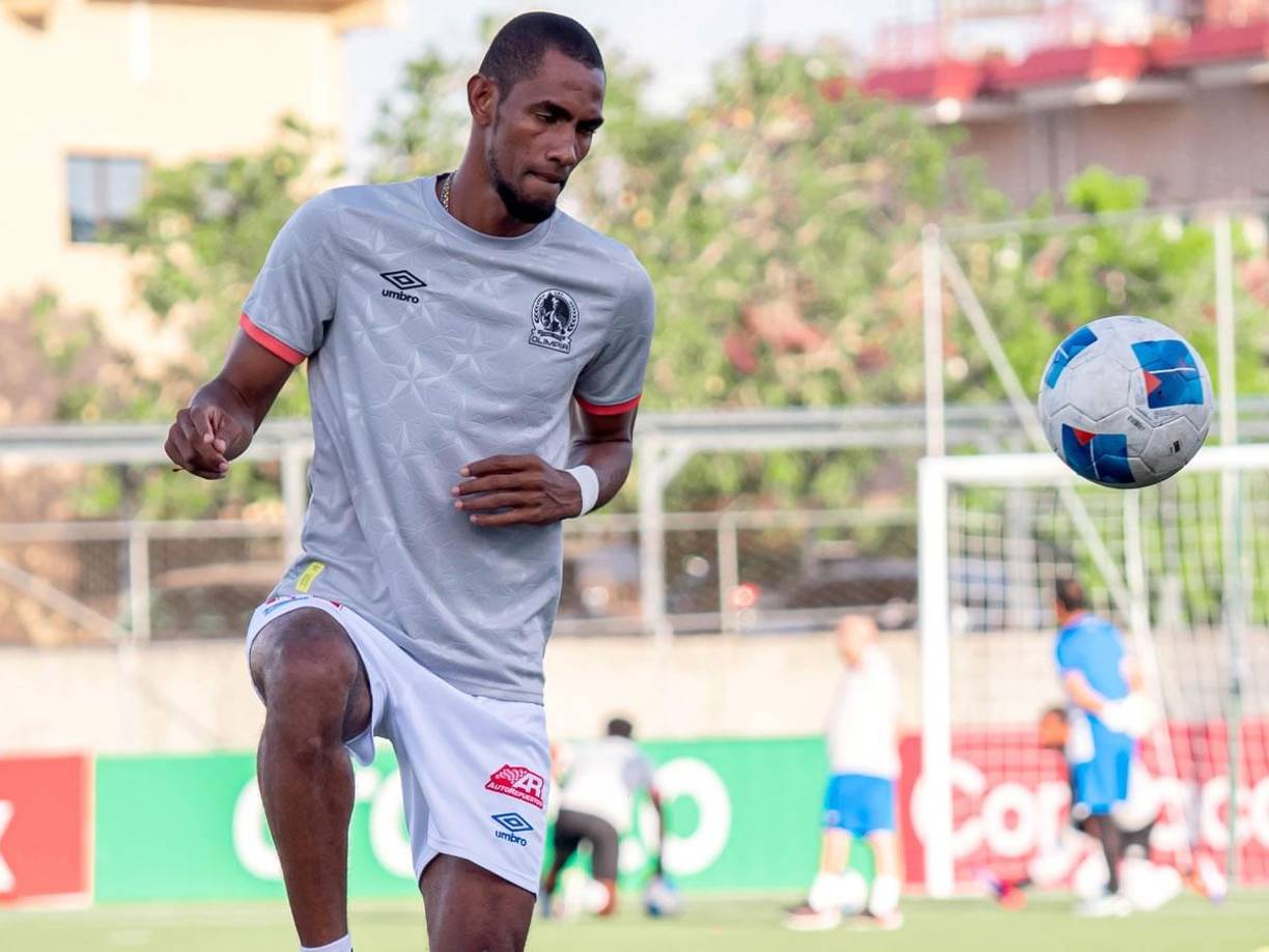 Jerry Bengtson - La baja cuota de goles que sumó el atacante podría termina alejándolo del equipo merengue para 2025.