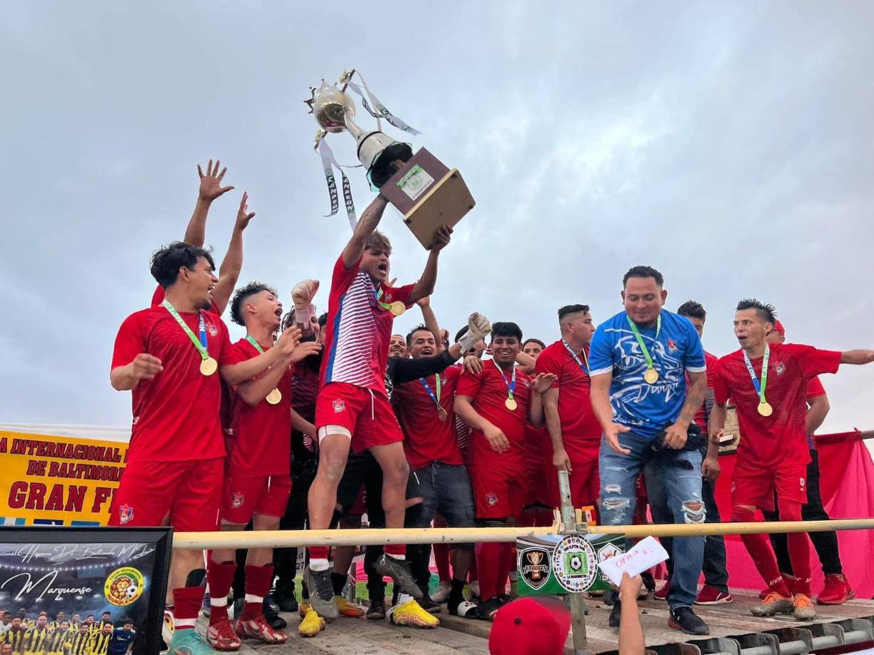 Telemundo 44, canal local que informó sobre el trágico desenlace del hondureño, detalló que la madre de Kevin Torres regresará a Honduras el próximo miércoles y “aunque soñaba con hacerlo con el orgullo de una copa ganada, se va con el dolor y los restos mortales de su hijo que descansarán en su país natal”. 