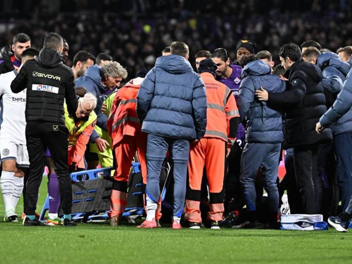 El entrenador del Inter, Simone Inzaghi, fue el primero en pedir auxilio y los jugadores se sumaron a los pocos segundos para pedir la intervención médica mientras hacían un circulo todos ellos, incluidos cuerpos técnicos de ambos equipos, para evitar que se viera nada en el estadio o en la retransmisión televisiva.