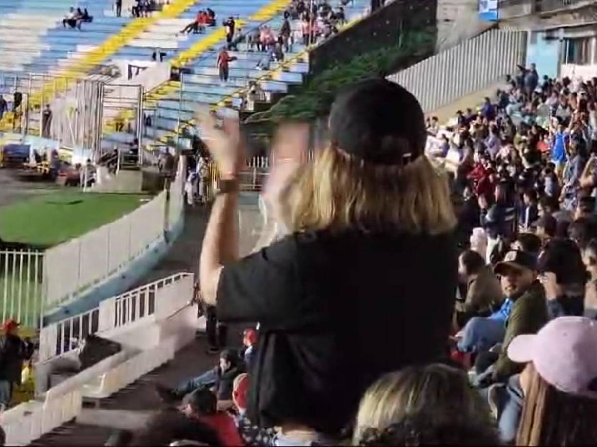 Cecilia García aplaudió los goles de su novio Agustín Auzmendi mientras él se los dedicaba y le mandaba besos. Una linda conexión de la pareja del momento en la Liga Nacional.