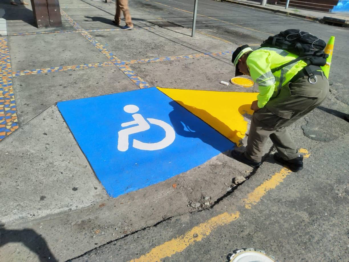 Otro punto donde realizaron las señales son los accesos ubicados en la 7 avenida entre 2 y 3 calle del barrio El Centro.