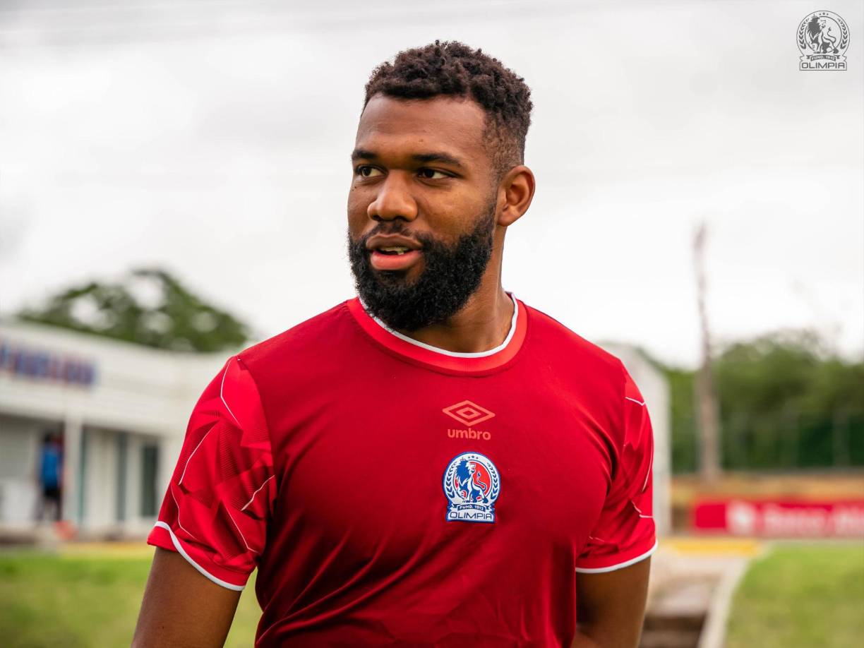 El delantero hondureño Jorge Benguché se presentó finalmente al Olimpia tras su paso fugaz por el Cerro Largo de Uruguay. 