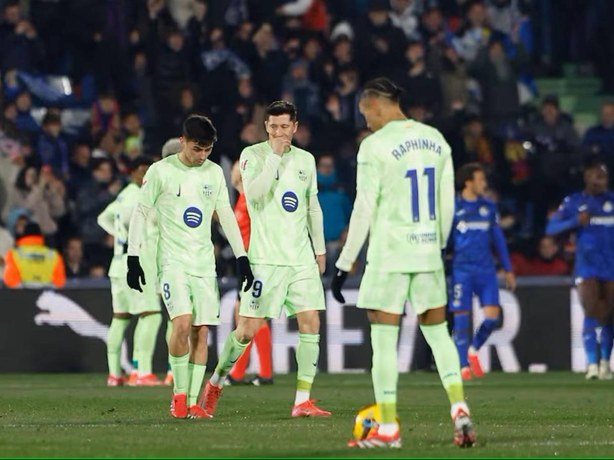 La frustración de los jugadores del Barcelona tras el gol de Mauro Arambarri para el empate del Getafe.