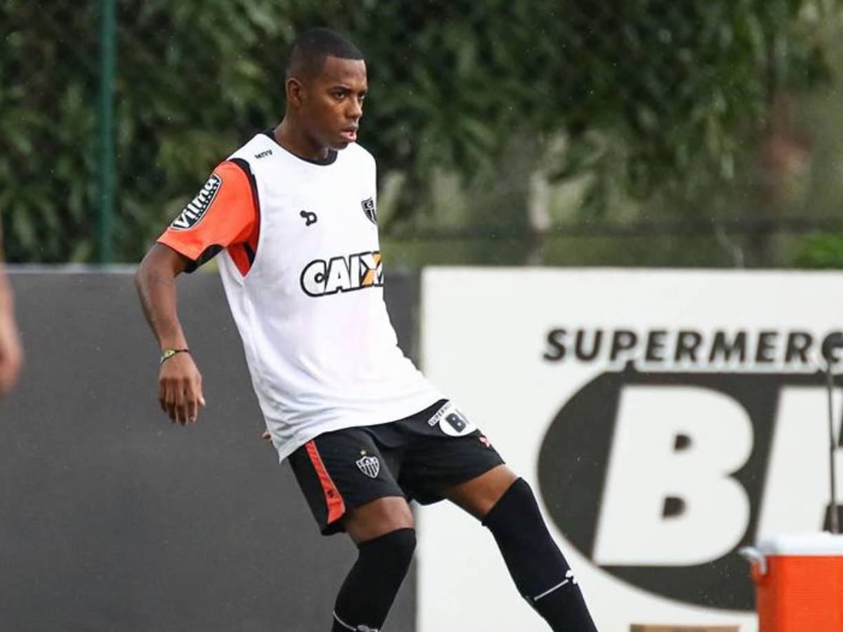 Robinho permanecerá en la cárcel mientras el Tribunal Supremo juzga las apelaciones con las que pretende evitar el cumplimiento de su condena por violación, según decidió la alta corte.