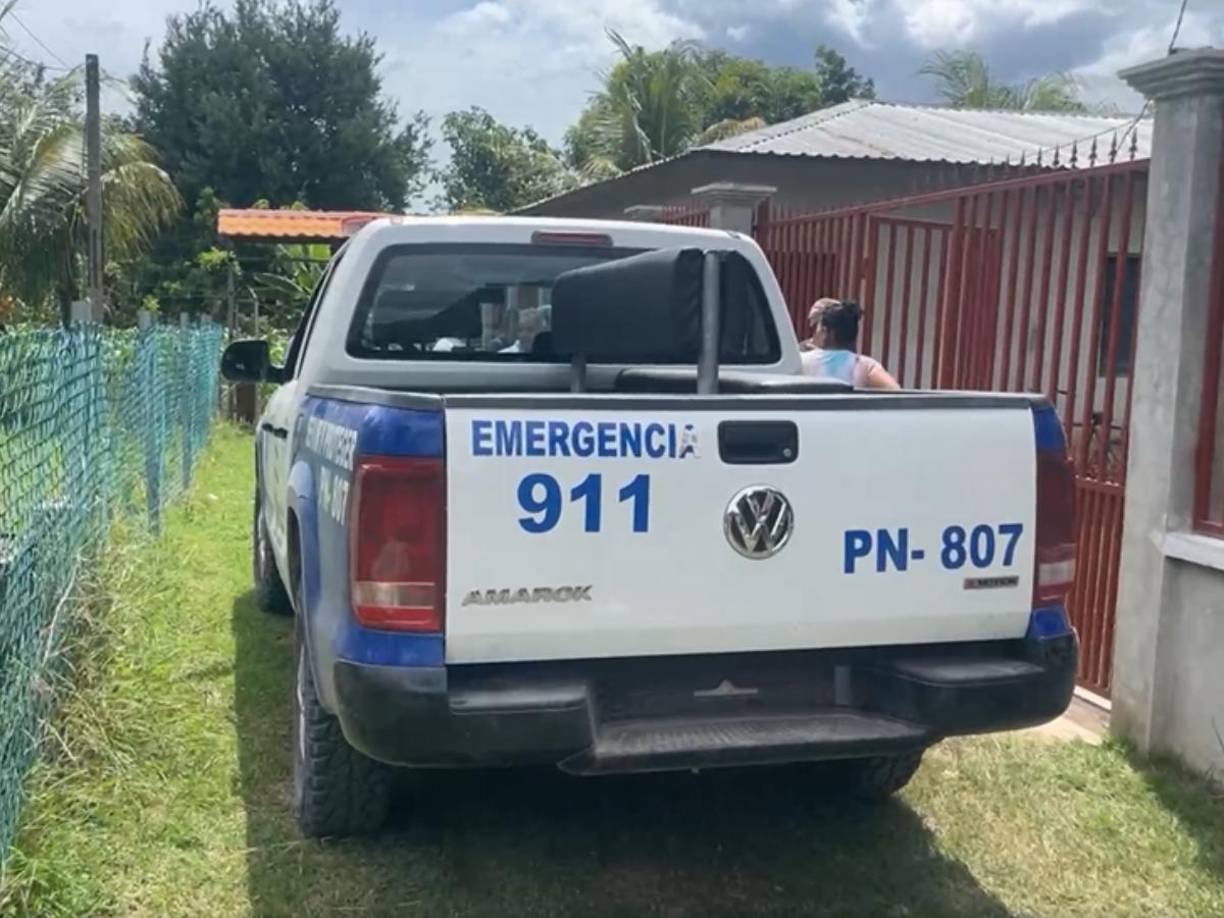 Hasta el lugar llegó una patrulla, la cual fue alertada que a escasos metros de la escena del crimen se encontraba el supuesto asesino.