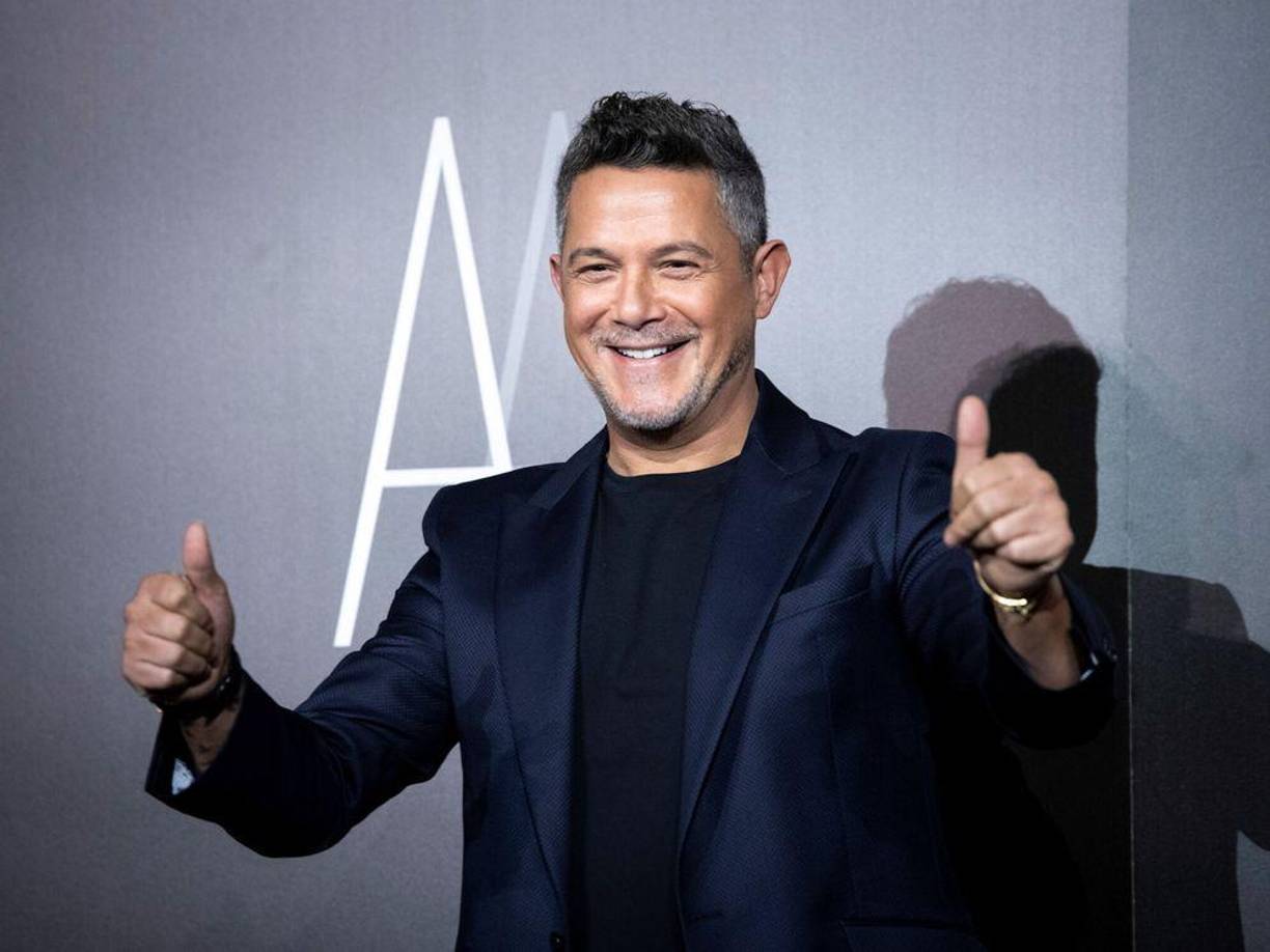 Alejandro Sanz también ha dicho que no ha estado bien. “No sé si esto sirve de algo, pero quiero decirlo. Estoy triste y cansado. Por si alguien más cree que hay que ser siempre una brisa de mar o un fuego artificial en una noche de verano, pero a veces no quiero ni estar, literalmente. Sé que hay gente que se siente así. Si te sirve, yo me siento igual”. También invitó a todos a buscar la ayuda correcta y necesaria.