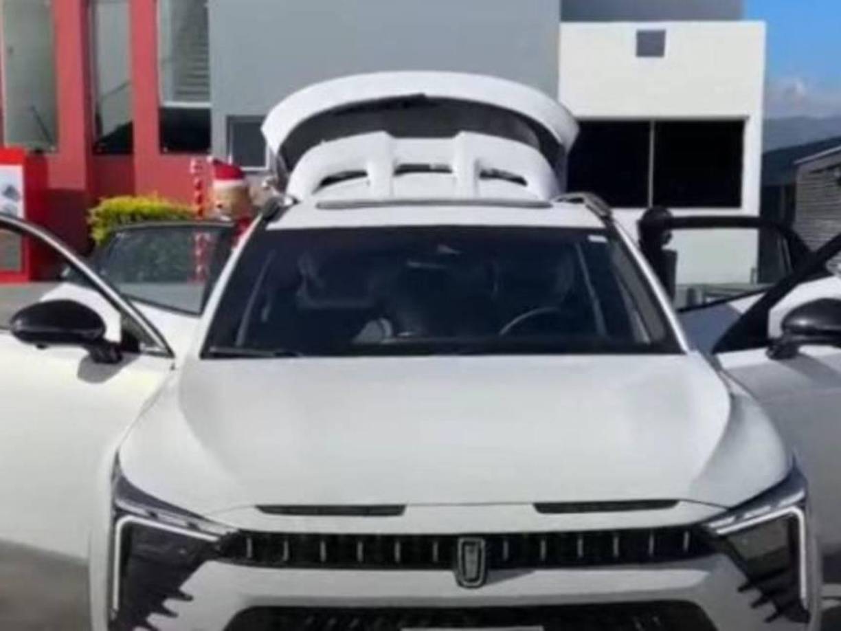 El carro es de lujo, con una tecnología de primer nivel, en un color blanco que realza su elegancia y deportividad. 