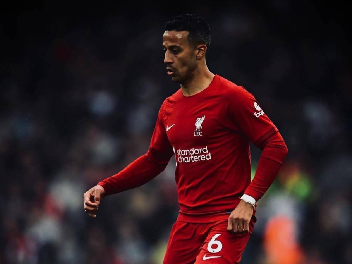 Fabrizio Romano adelanta que Thiago Alcántara se retira del fútbol profesional a sus 33 años. El volante español había quedado libre tras terminar su contrato con Liverpool y decidió colgar los botines.