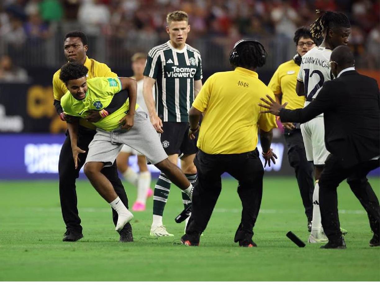 Pocos minutos antes de terminar un hombre se lanzó al campo, aparentemente con un celular en la mano, para tratar de retratarse con Camavinga. Logró llegar hasta él pero fue derribado por la seguridad.