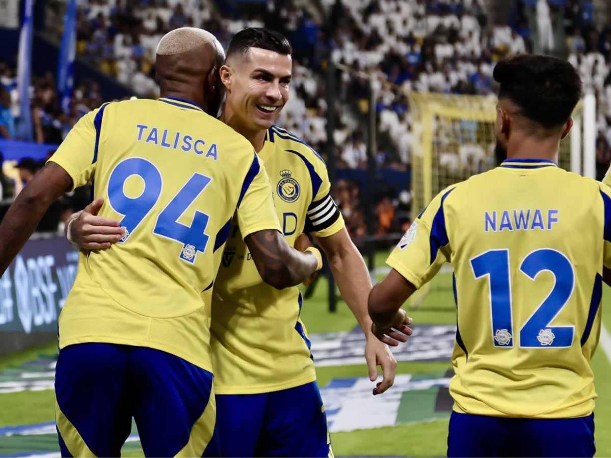 Cristiano Ronaldo felicitando a su compañero Anderson Talisca por el gol que abrió el marcador para el Al Nassr.