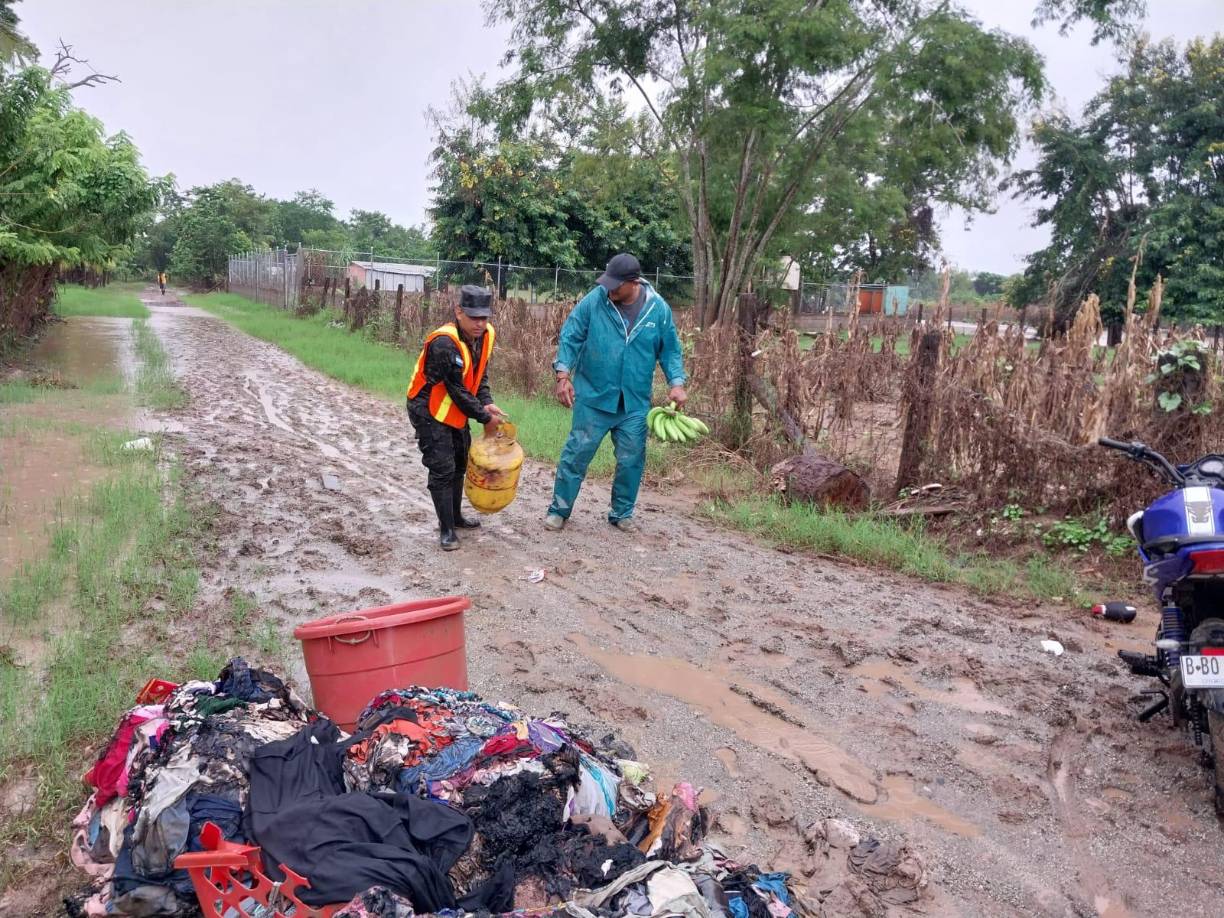 Personal militar de la 105 Brigada de Infantería, evacuaron a sesenta y siete personas (67) entre hombres, mujeres y niños de las aldeas Limones y 17 de Enero.