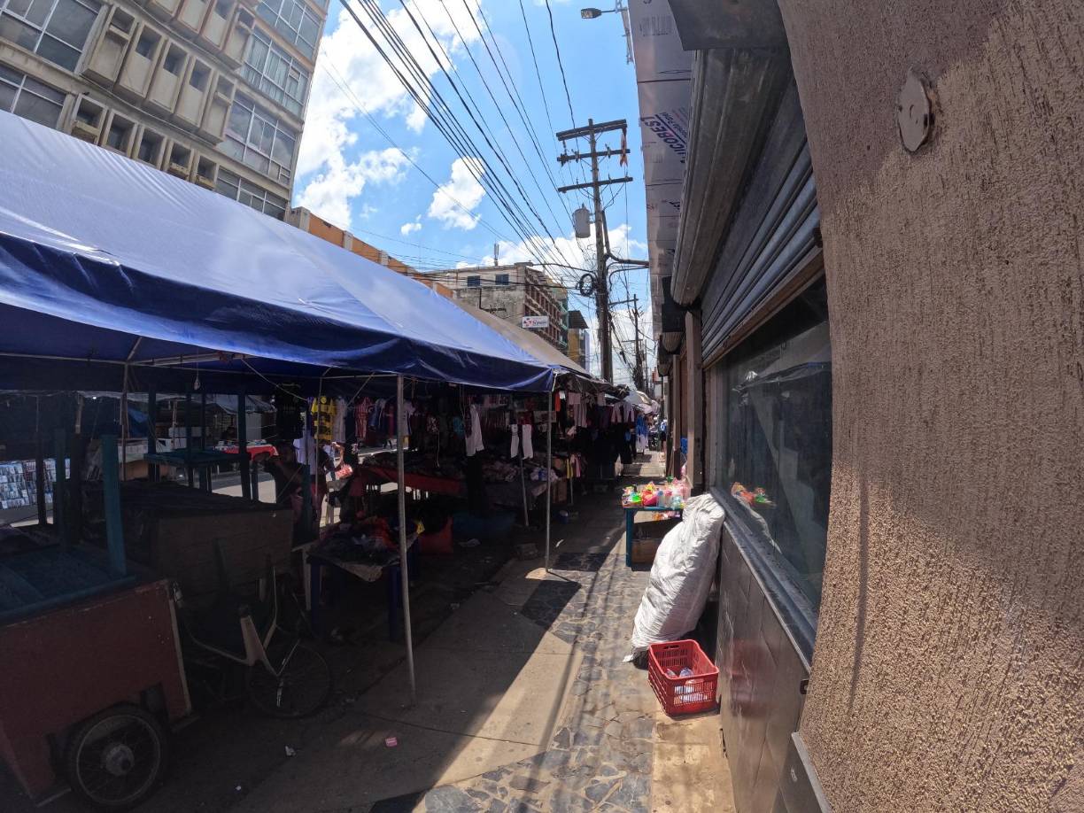 Sin embargo, tiendas, comerciales y otros negocios continúan sacando la mercadería a las medianas, impidiendo el paso peatonal y generando, además de caos, riesgo para los transeúntes. 