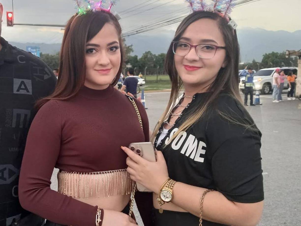 Dos bellas jóvenes posan previo al concierto de Bad Bunny.