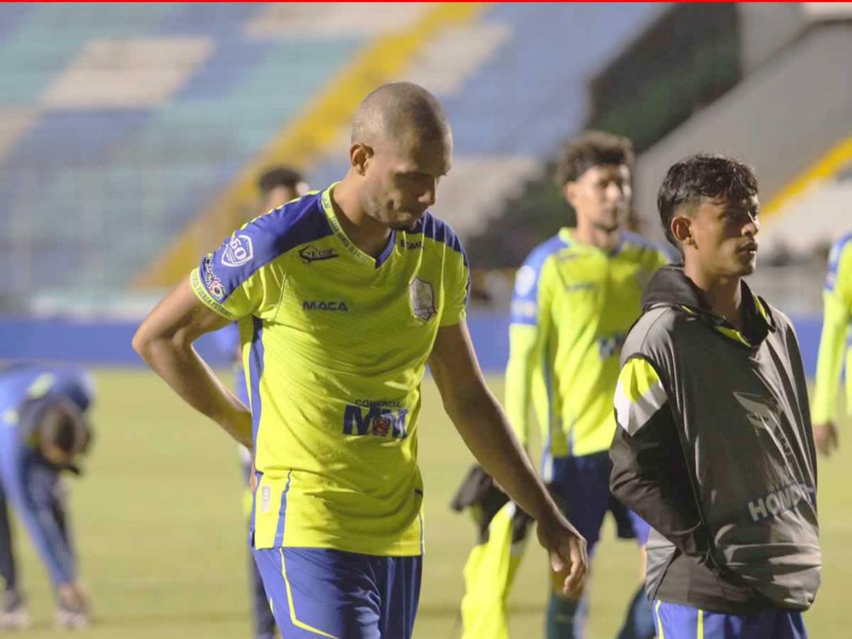 Eddie Hernández saliendo del campo del Nacional, cabizbajo por la derrota ante Marathón.
