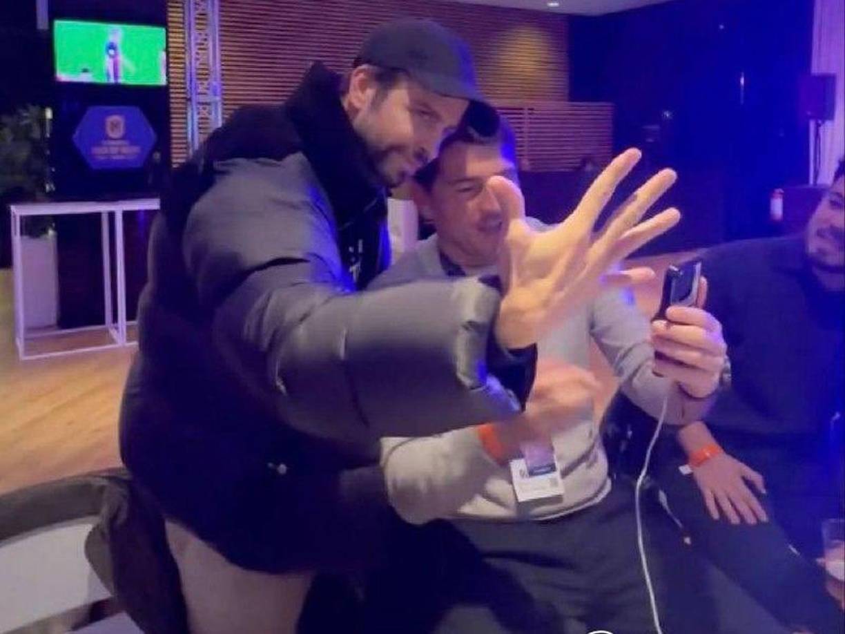 Gerard Piqué se burló tras la victoria del Barcelona contra el Real Madrid. El exdefensa culé le enseño la manita a Iker Casillas y se lo festejó en la cara.