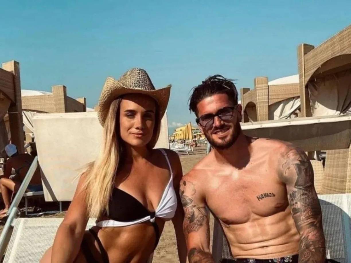 El futbolista y su exesposa estuvieron juntos durante 10 años, tiempo durante el cual fueron padres de Francesca y Bautista. La modelo e influencer se encuentra de vacaciones con su actual pareja, y hasta el momento no ha comentado sobre las declaraciones de Tini en el programa, sin embargo, sus padres si. La madre de Cami, Liliana Fontán ante el acecho de la prensa, dijo: “Si ella dice que no se cargó a la familia, que viva tranquila pensando eso, decile”.