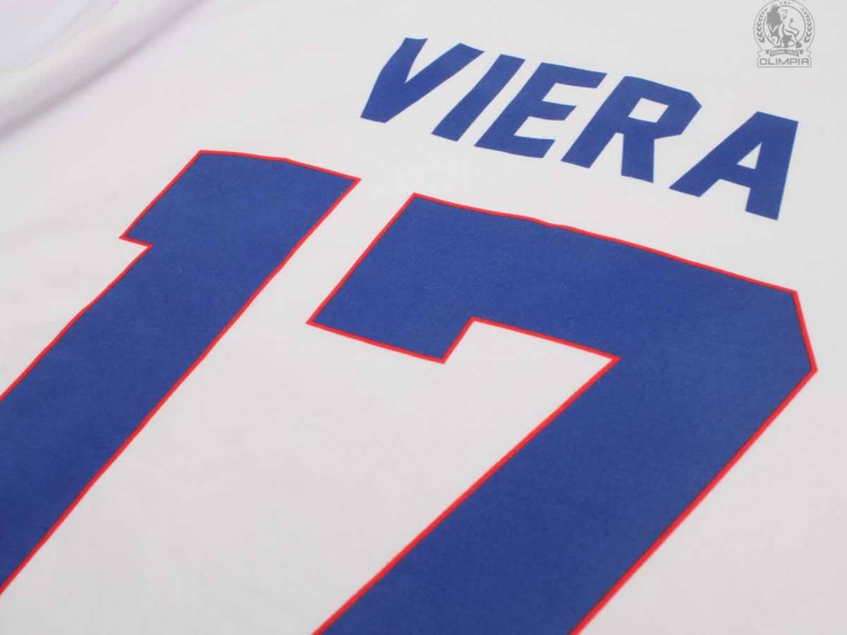 La camiseta especial que lució Olimpia en memoria de Vicente Viera.