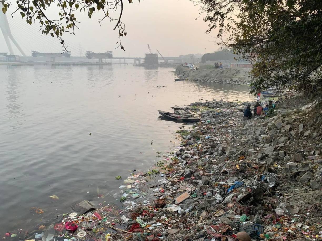 Tras su paso por la presa de Okhla, en un lugar de inmersión de fieles durante la festividad del ‘Chhath’ que se celebra cada año en los meses de marzo y diciembre, la acumulación de fosfatos, aguas residuales desechos industriales vertidos al río provoca la acumulación de espuma tóxica en el río, notablemente tras los meses de verano, cuando su caudal disminuye por el deshielo en el Himalaya.