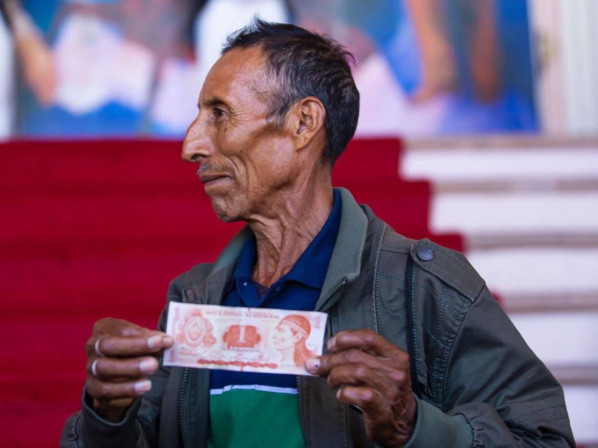 El campesino lenca cuyo rostro aparece en el billete de un lempira recibió este jueves su primera pensión de 15 mil lempiras por parte del Gobierno de Honduras.