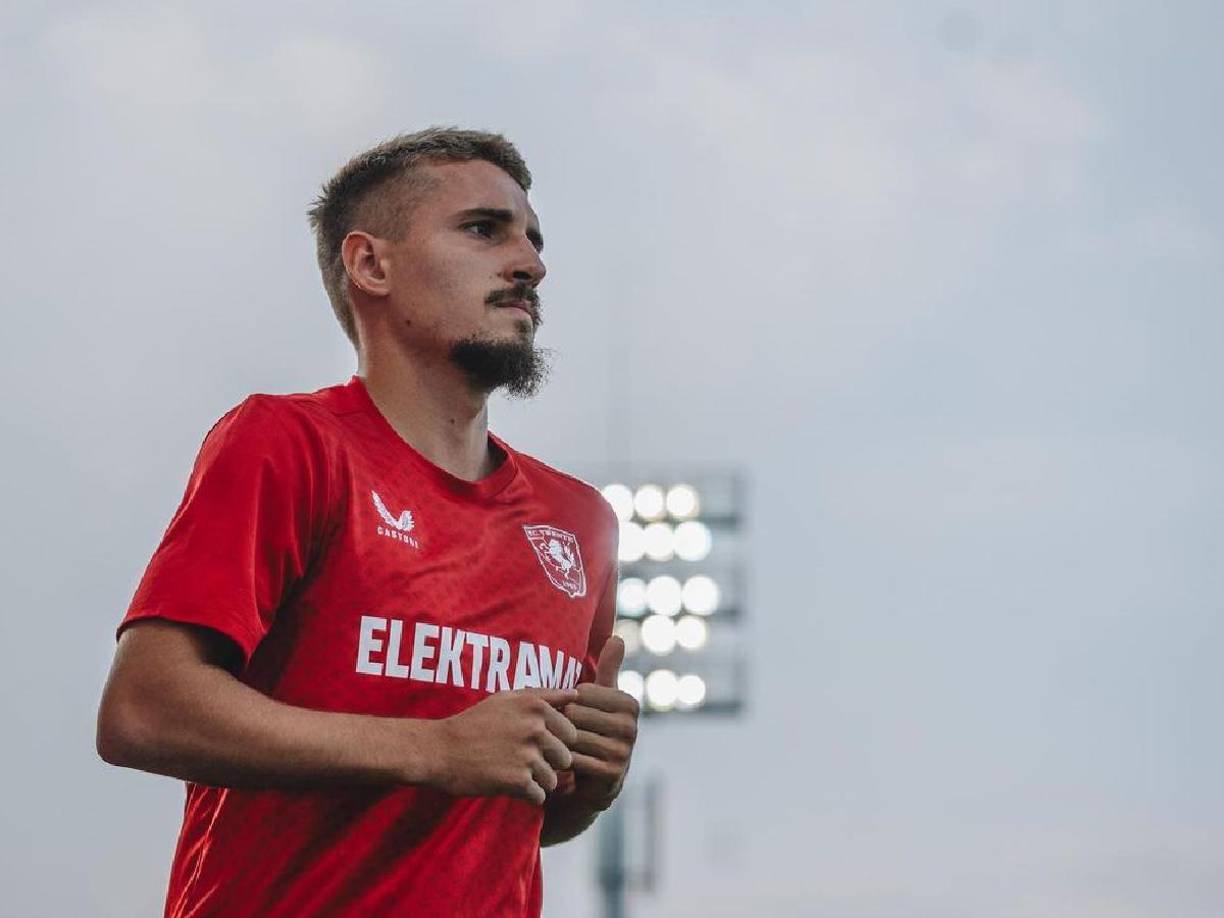 “Desafortunadamene, Sadilek se cayó mientras montaba en bicicleta y sufrió una herida cortante en la pierna”, explicó el portavoz de la selección, Petr Sedivy.