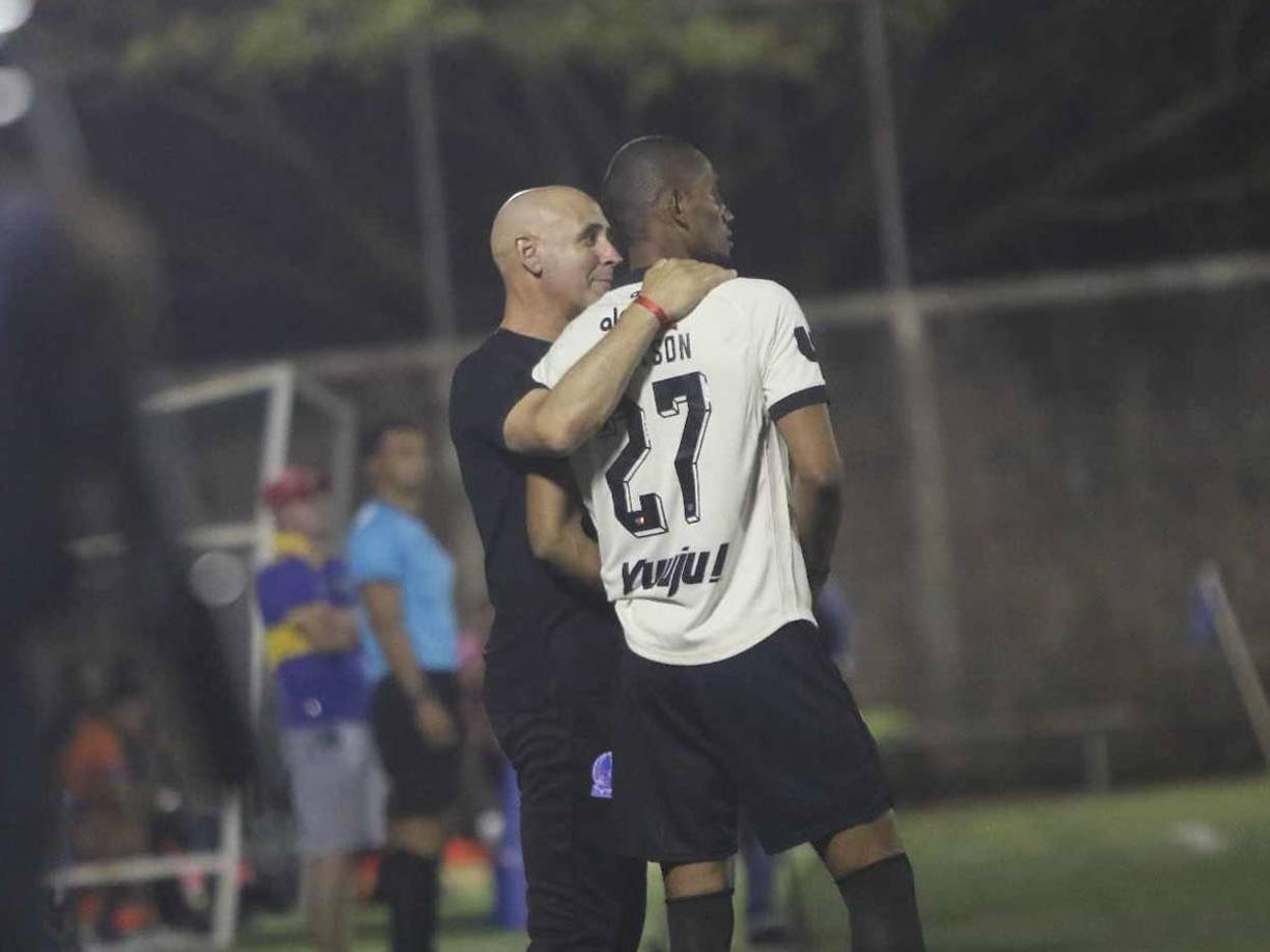 El nuevo técnico del Olimpia charlando con Jerry Bengtson antes de meterlo al campo en el segundo tiempo.