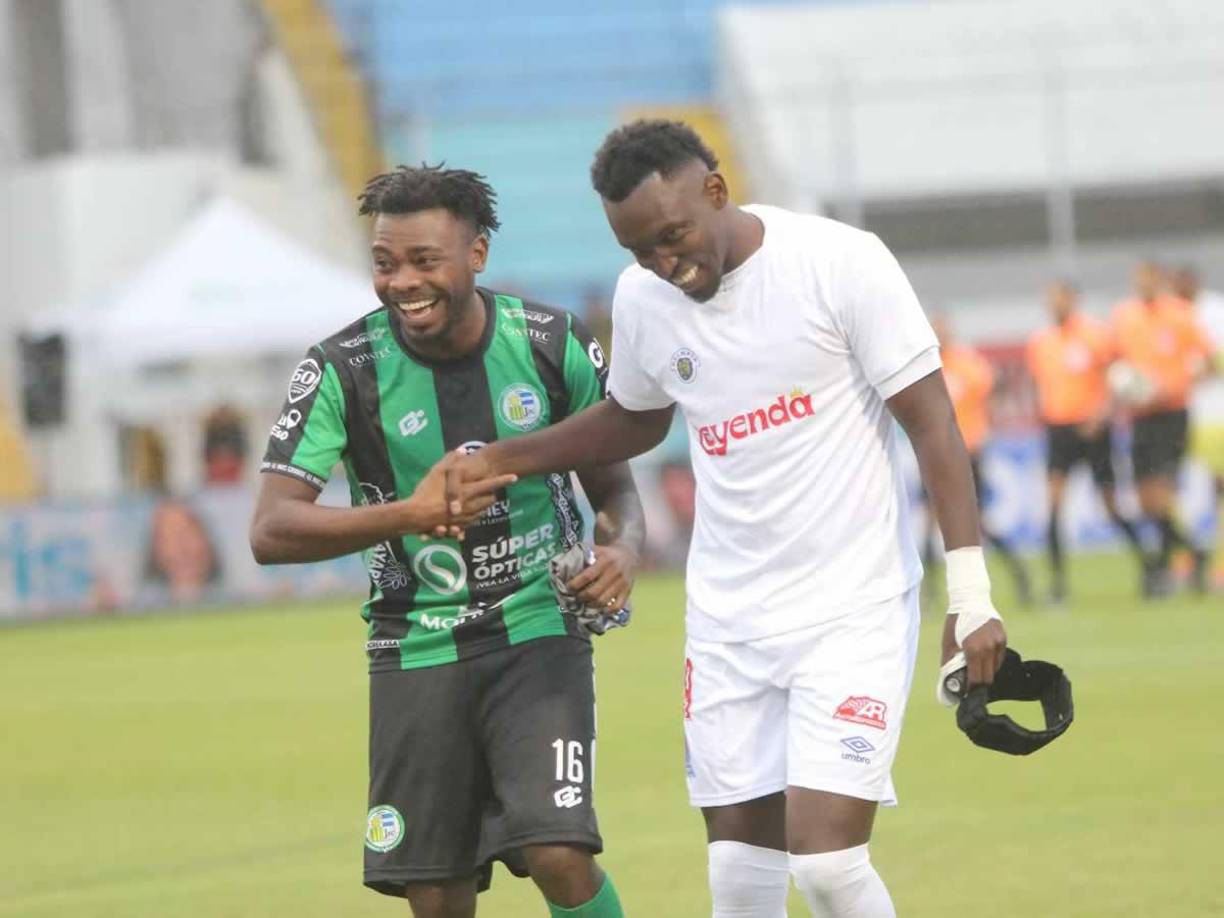 Elmer Güity saludó a Alberth Elis con buen humor. Buenos amigos y excompañeros en el Olimpia.