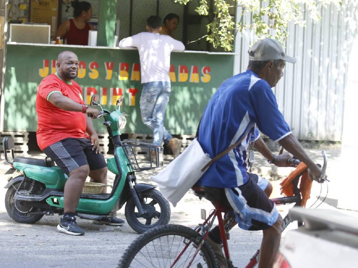 En sus inicios, Suazo recibió críticas por su físico. Llegó de tener un sobrepeso con 360 libras a llegar a pesar 170 libras gracias al fútbol.