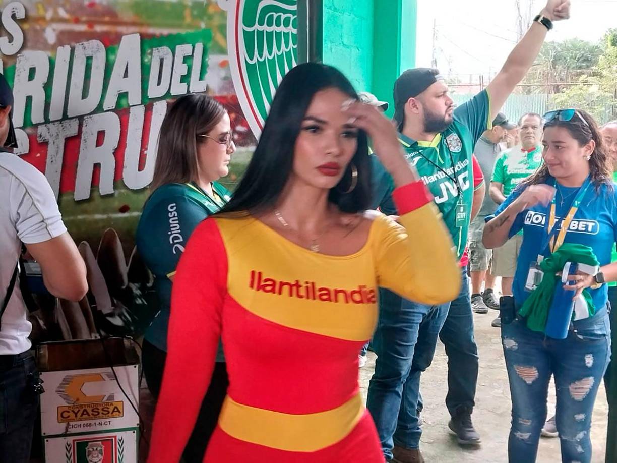 Esta guapa edecán robó miradas en el estadio Yankel Rosenthal por su escultural cuerpo.