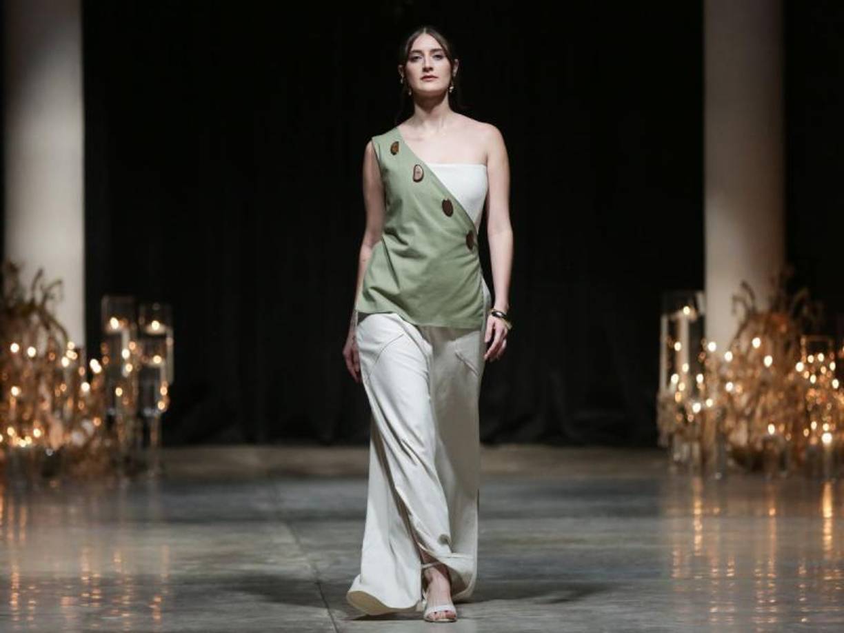 Su propuesta, definida por prendas en lino y adornos artesanales, entrelaza la elegancia contemporánea con una reverencia hacia lo tradicional.