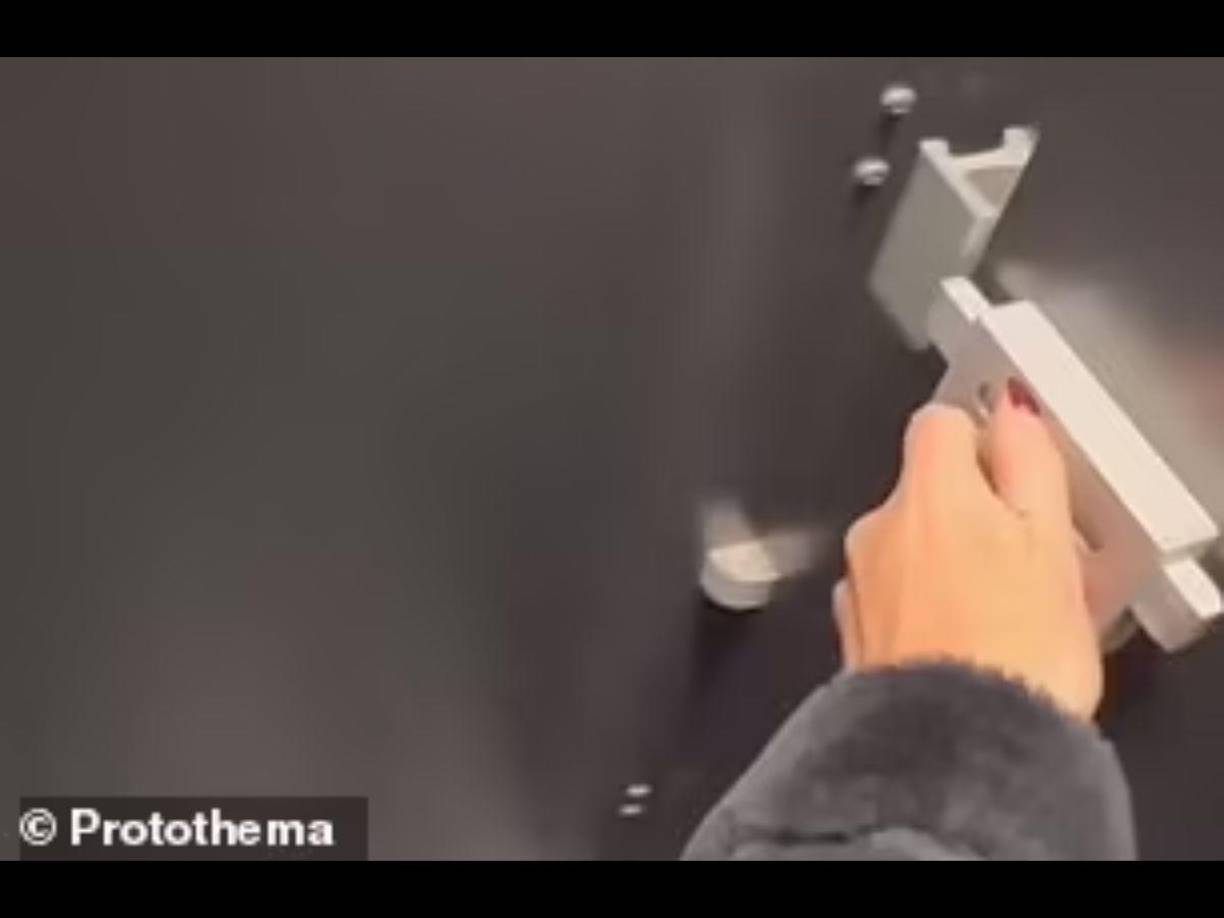 El acto fue consumado en los baños del estadio durante el medio tiempo del partido.