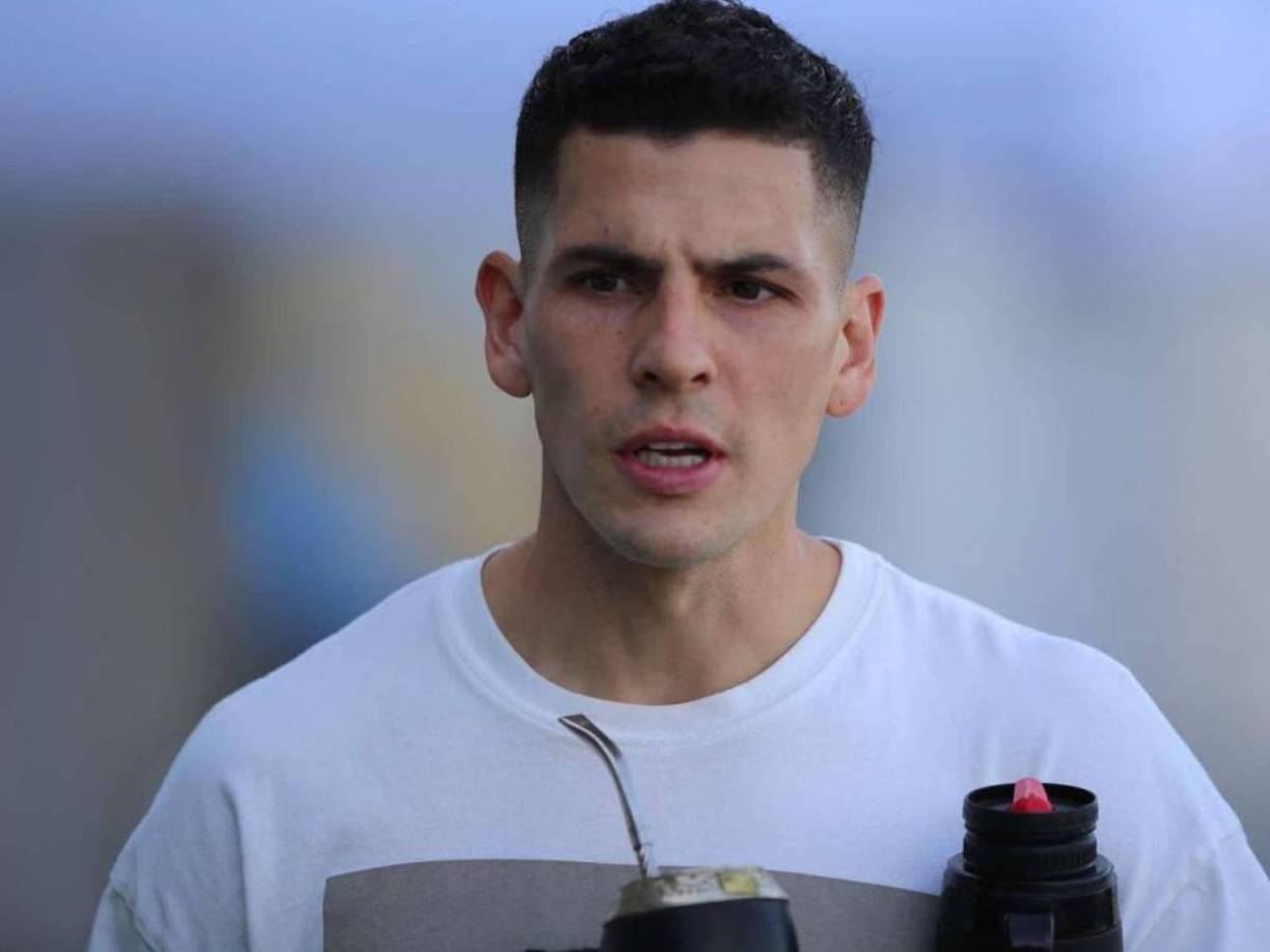  En Olimpia se pronunciaron sobre la situación del defensor Oliver Benítez: “Tiene contrato, pero se definirá su situación y está entrenándose para mantener el ritmo necesario en caso que se quede”, sentenció.