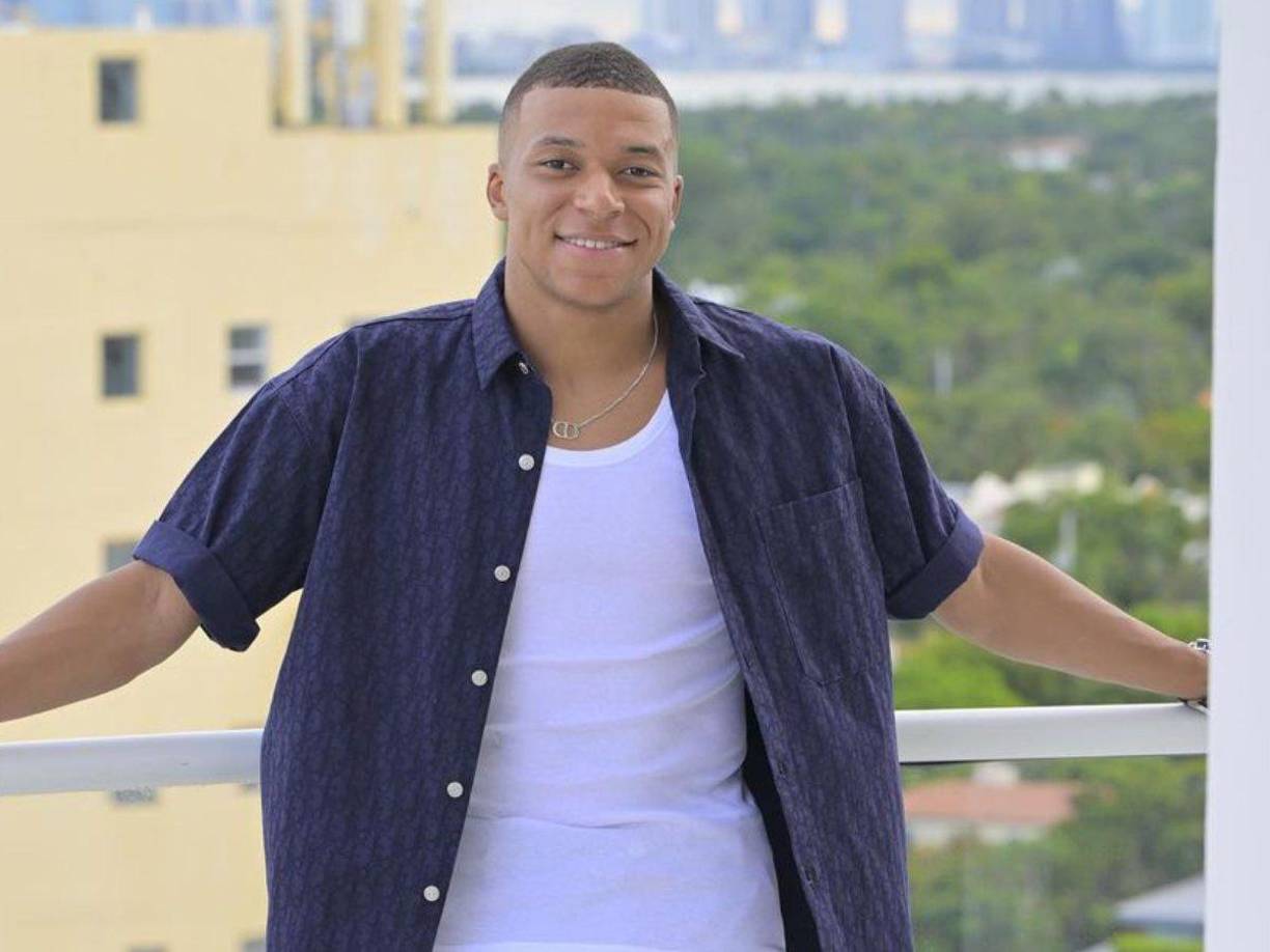 Kylian Mbappé ha sorprendido tras señalar su amor por el club italiano AC Milan: “Si algún día juego en Italia sería en Milan. De niño era hincha del club y siempre veía sus partidos en la Serie A. Toda mi familia es hincha de Milan”, dijo.