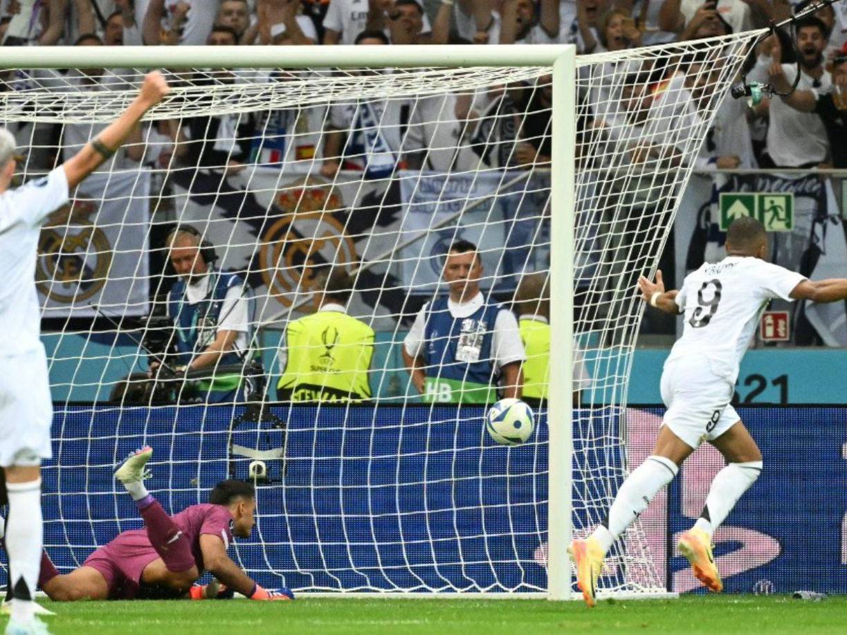 El atacante francés Kylian Mbappé firmó su primer gol para el <b>Real</b> <b>Madrid</b>, en su partido de debut, este miércoles en Varsovia contra el Atalanta italiano en la Supercopa de Europa.