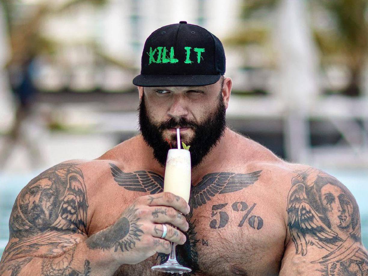 “Fui capaz de levantar 272 kilos en press de banca y 317 kilogramos en peso muerto”, llegó a contar Golem hace un tiempo en una entrevista con la citada fuente. “Siempre quise que, al pasar, la gente me viera como un monstruo, tan fuerte como mis ídolos de Hollywood”, indicaron.